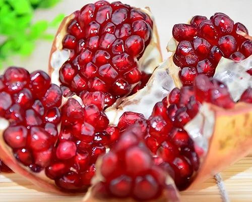 石榴籽的营养与食用方法（石榴籽能直接吃吗？了解其健康功效与适当食用方式）