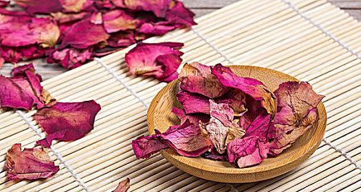 探究玫瑰花干叶子的原因与处理方法（揭开玫瑰花干叶子的谜团，帮您解决花叶问题）